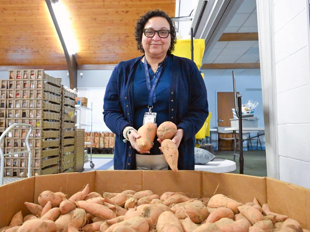Arlington Parish Mobilizes 150 Volunteers to Prepare Thanksgiving Dinners for 900 Families in Need