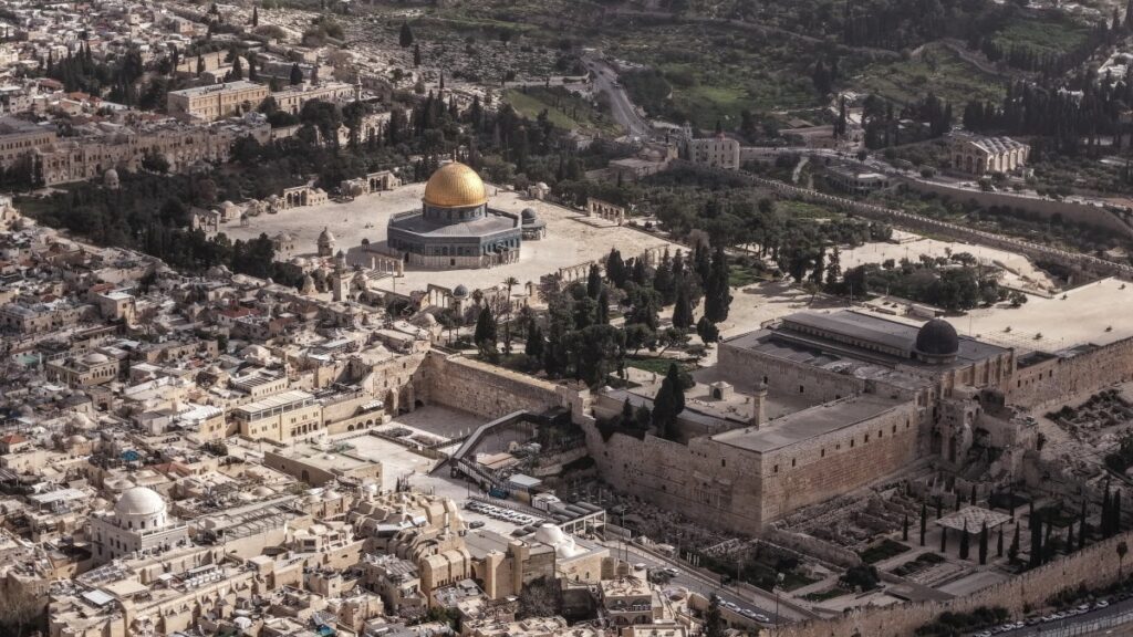 “Israel Imposes 40-Day Ban on Muslim and Christian Worship at Jerusalem’s Holy Sites Amid Security Concerns”