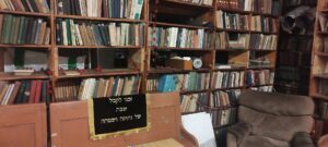 “Yiddish Language Gains Popularity Amidst Debates on Zionism and Anti-Zionism”