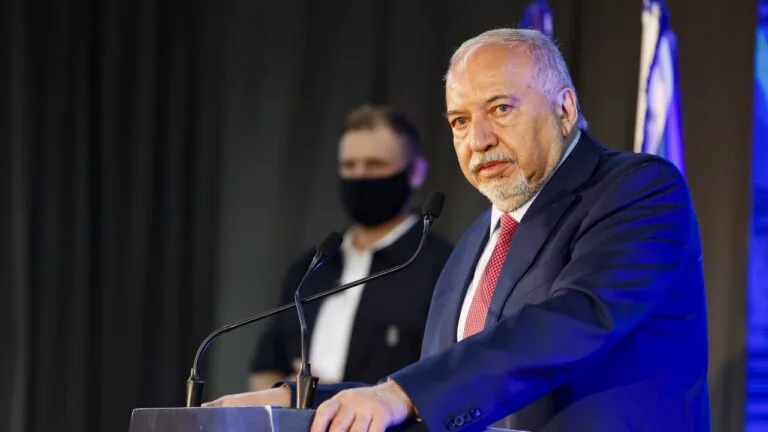 Avigdor Liberman cuts contact with Gadi Eisenkot, pushes for unity deal with Benjamin Netanyahu