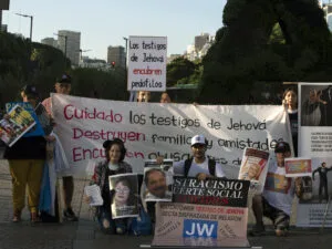 Former Jehovah’s Witnesses in Buenos Aires, Costa Rica, Argentina, protest alleged abuse cover-ups and financial scams