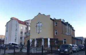 A homeless shelter for 40 people opens in Lviv with kitchen and bath facilities.