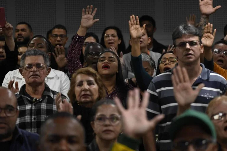 Campanha eleitoral é minoria barulhenta nos cultos evangélicos