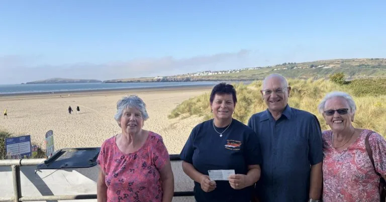 Bryn Seion Presbyterian Church Donates £1,000 to Cardigan RNLI