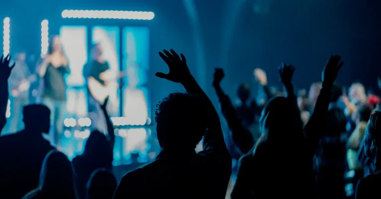 US Megachurches See Continued Growth as Smaller Churches Face Attendance Decline