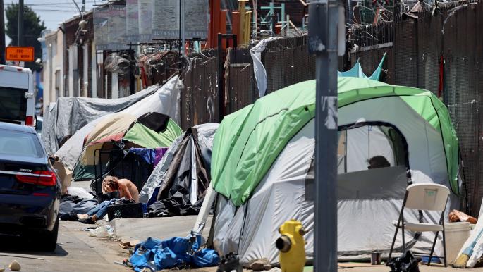Homeless man assaults German journalist in Miami Beach, Florida, raising security concerns for 2026 World Cup organizers