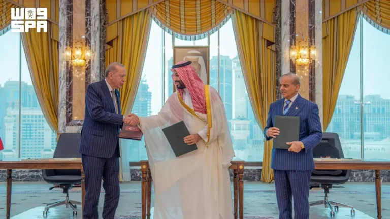 Turkish, Saudi, and Pakistani leaders sign mutual defense pact in Mecca