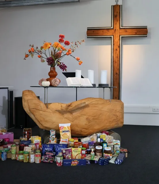 Freie ev. Gemeinde Wiesloch-Walldorf donates groceries and Sunday collections during Thanksgiving festival