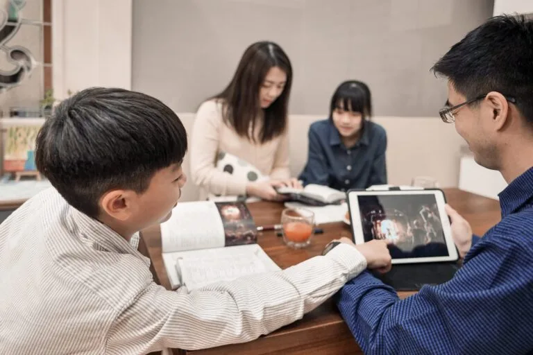 Jehovah’s Witnesses’ Website Used by Parents to Help Children Face Life Challenges